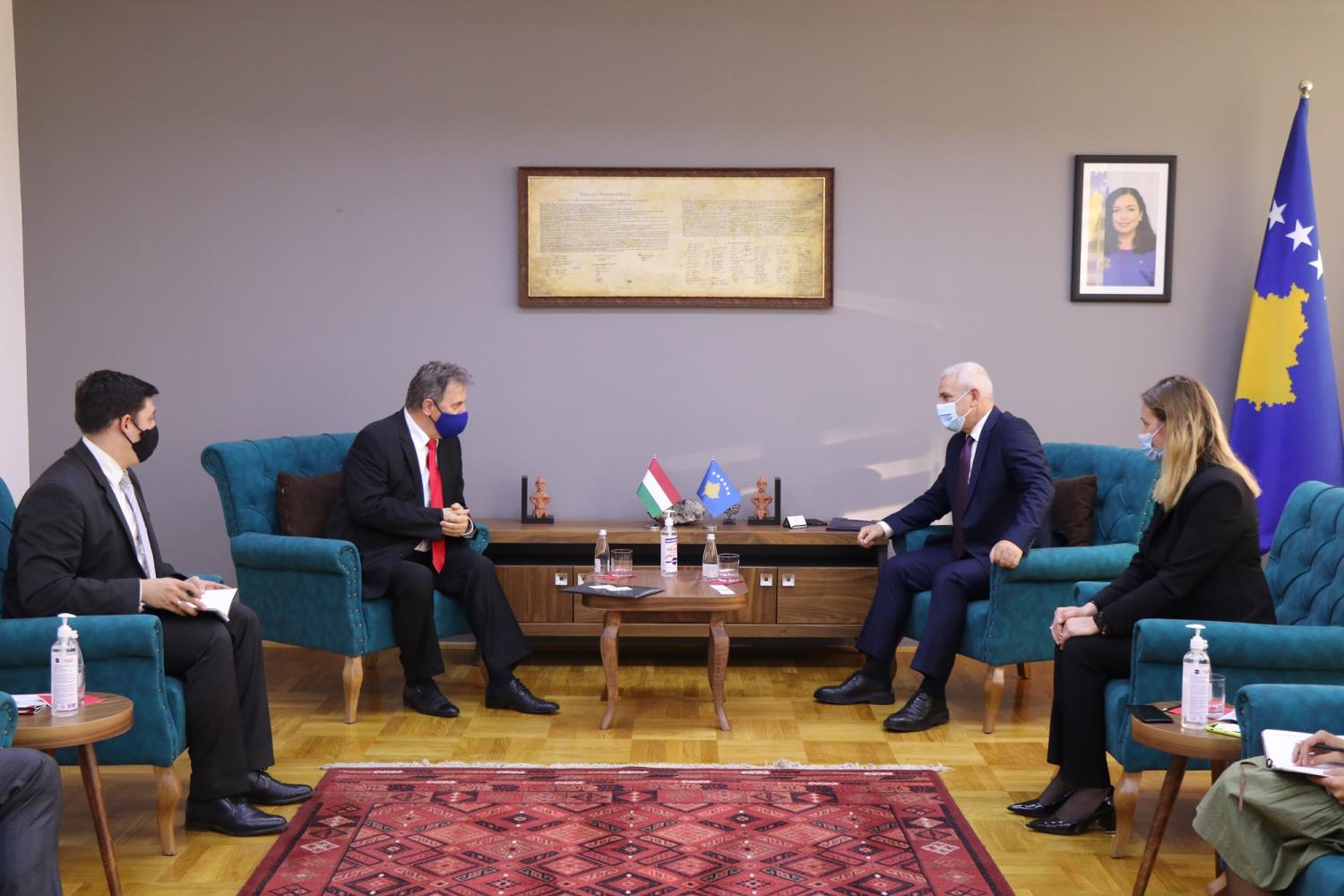 Ministri Sveçla priti në takim ambasadorin e Hungarisë në Kosovë, z. Jozsef Bencze